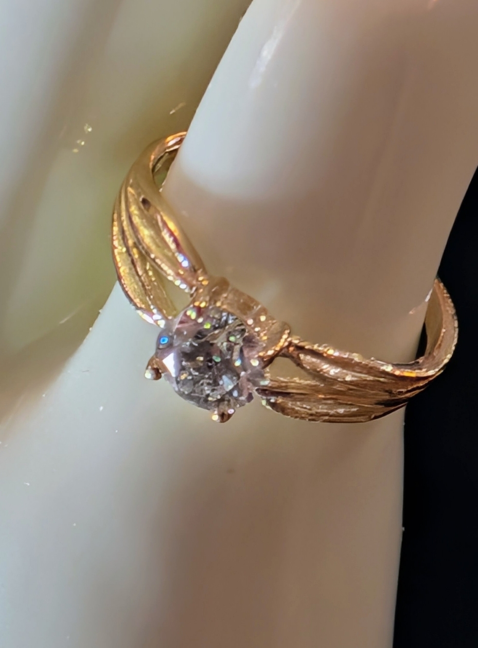 Stunning 10K Gold 1.45g Lab Diamond ring w/appraisal paperwork